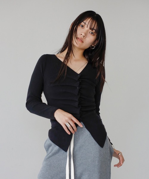 ENC（エンク）の「front gather cardigan / フロントギャザーカーディガン（Tシャツ/カットソー・レディース・オフホワイト/ブラック・FREE）」の2枚目の写真