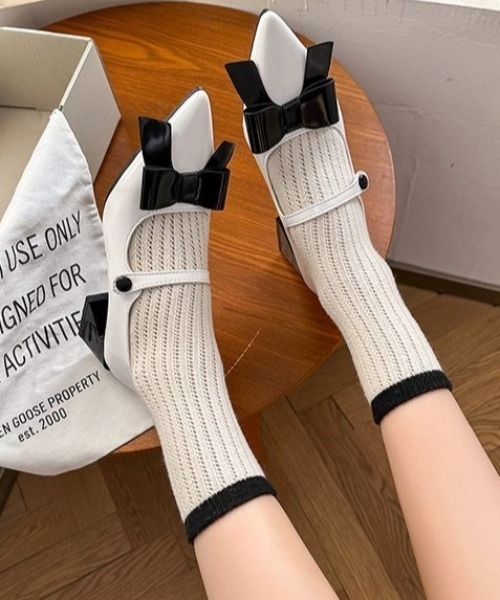 Mejoul（メジュール）の「【26年春夏新作】エナメルバックルリボン チャンキーヒールポインテッドトゥパンプス（パンプス・レディース・ホワイト/ブラック・L/M）」の2枚目の写真
