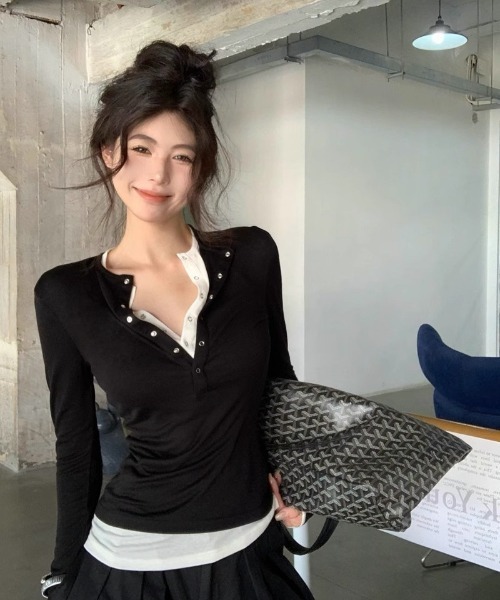 Ritzy(リッツィー)の「ヘンリーネックレイヤードトップス(Tシャツ/カットソー・レディース・ブラック/グレー・M/L)」の2枚目の写真