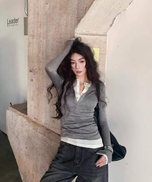 Ritzy(リッツィー)の「ヘンリーネックレイヤードトップス(Tシャツ/カットソー・レディース・ブラック/グレー・M/L)」の11枚目の写真