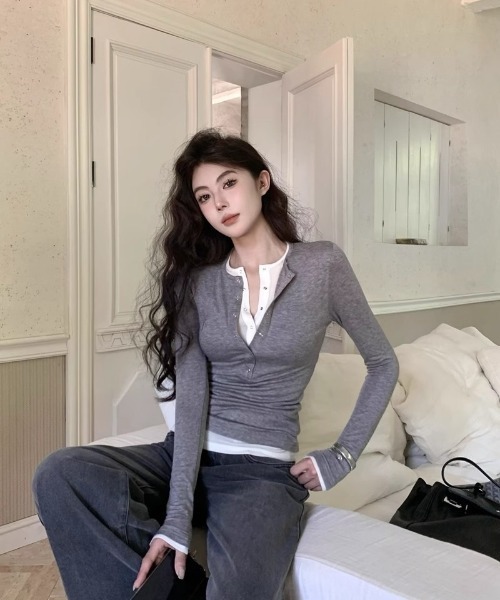Ritzy(リッツィー)の「ヘンリーネックレイヤードトップス(Tシャツ/カットソー・レディース・ブラック/グレー・M/L)」の13枚目の写真