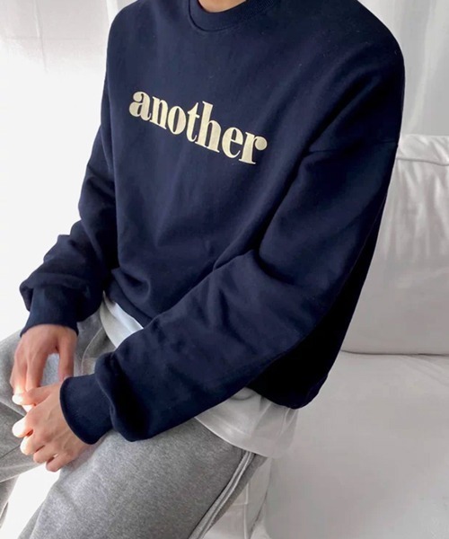 NOWLE（ノウル）の「【NOWLE】another フロントロゴ クルーネックスウェット / トレーナー（スウェット・メンズ・ネイビー・MEDIUM/SMALL/X-LARGE/LARGE）」の4枚目の写真