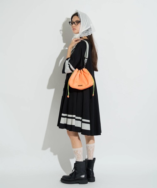 anna sui nyc(アナ スイ エヌ ワイ シー)の「ANNA SUI NYC / アナスイエヌワイシー ラウンドバッグ(ショルダーバッグ・レディース・ブラック/オレンジ・FREE)」の4枚目の写真