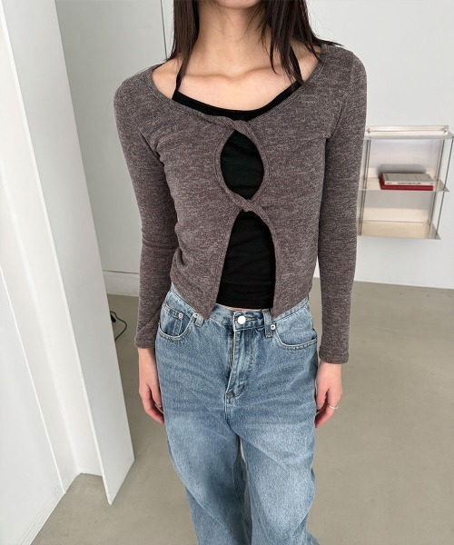 4INT.(フォイント)の「【レイヤード風】キャミソール ツイスト カッティング 長袖 Tシャツ(Tシャツ/カットソー・レディース・ブラウン/チャコール/グレー・FREE)」の4枚目の写真