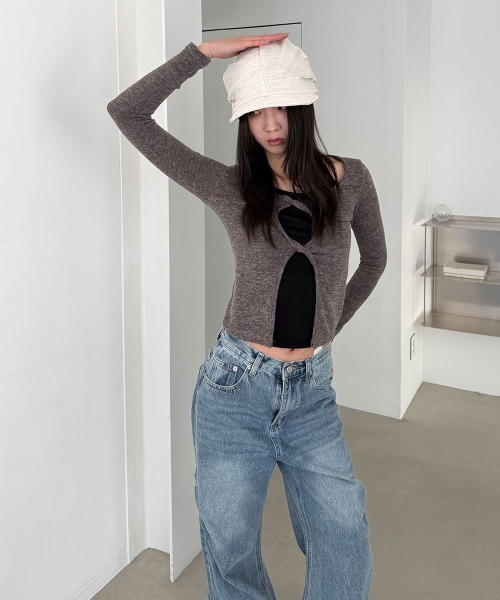 4INT.(フォイント)の「【レイヤード風】キャミソール ツイスト カッティング 長袖 Tシャツ(Tシャツ/カットソー・レディース・ブラウン/チャコール/グレー・FREE)」の6枚目の写真