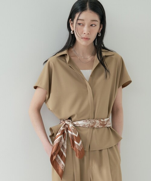 GALLEST(ギャレスト)の「Comfy SET UP|フレアスリーブブラウス【セットアップ対応/通勤/カセット服】(シャツ/ブラウス・レディース・ダークグレー/キャメル/ライトブルー/ブラック・38/34)」の4枚目の写真