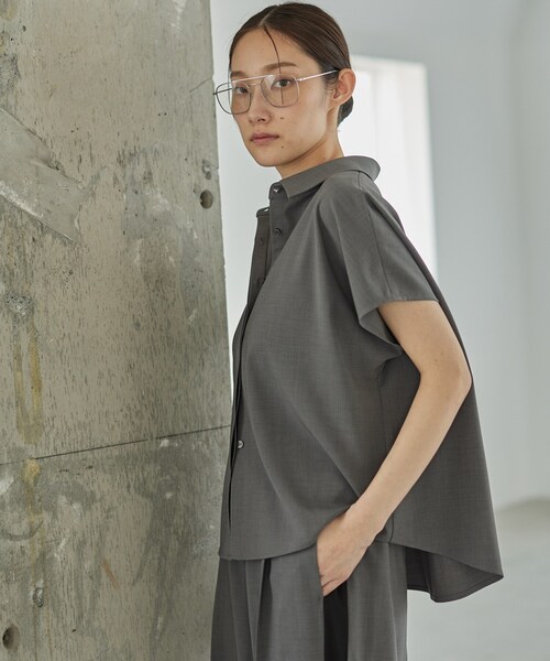 GALLEST(ギャレスト)の「Comfy SET UP|フレアスリーブブラウス【セットアップ対応/通勤/カセット服】(シャツ/ブラウス・レディース・ダークグレー/キャメル/ライトブルー/ブラック・38/34)」の10枚目の写真