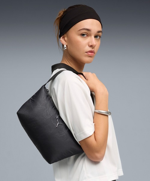 PUMA(プーマ)の「PUMA プーマ ウィメンズ ポップ ロングフルートバッグ 1.5L(ショルダーバッグ・レディース・ブラック系その他3/ブラウン系その他5・フリー)」の1枚目の写真