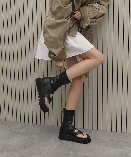 CHARLES & KEITH(チャールズ & キース)の「Laine レイン プラットフォーム ブーツサンダル(ブーツ・レディース・ブラック/サンドベージュ・24.5cm/23.5cm/23cm)」の2枚目の写真