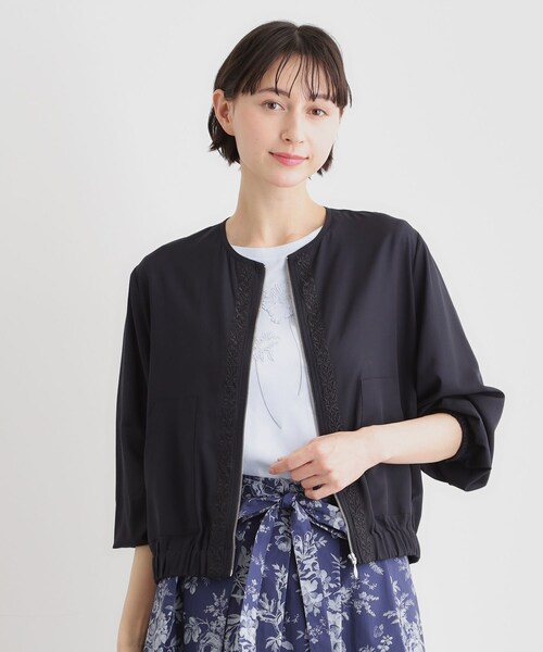 LAURA ASHLEY(ローラアシュレイ)の「【洗える/プラケット刺繍入り/羽織に使える】シアーブルゾン(ブルゾン・レディース・ホワイト/ネイビー・38/40)」の2枚目の写真