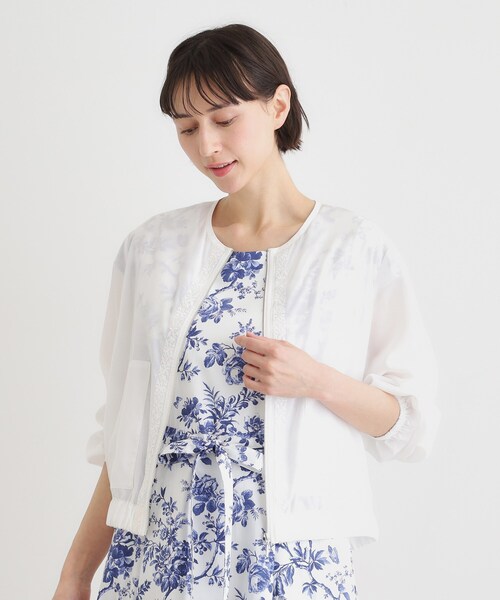 LAURA ASHLEY(ローラアシュレイ)の「【洗える/プラケット刺繍入り/羽織に使える】シアーブルゾン(ブルゾン・レディース・ホワイト/ネイビー・38/40)」の3枚目の写真