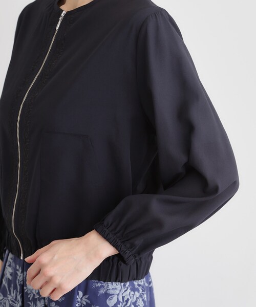 LAURA ASHLEY(ローラアシュレイ)の「【洗える/プラケット刺繍入り/羽織に使える】シアーブルゾン(ブルゾン・レディース・ホワイト/ネイビー・38/40)」の15枚目の写真