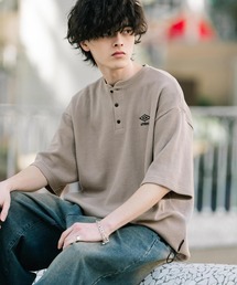 UMBRO（アンブロ）の「UMBRO アンブロ 別注コラボ オーバーサイズワンポイントロゴ刺繍ワッフルヘンリーネック半袖Tシャツ（Tシャツ/カットソー）」