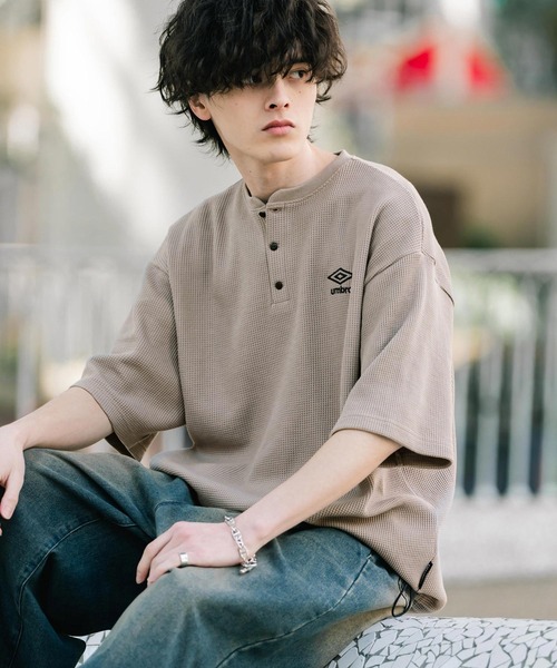 UMBRO(アンブロ)の「UMBRO アンブロ 別注コラボ オーバーサイズワンポイントロゴ刺繍ワッフルヘンリーネック半袖Tシャツ(Tシャツ/カットソー・メンズ・ブラック/グレー/チャコール・M/L/XL)」の3枚目の写真