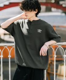 UMBRO（アンブロ）の「UMBRO アンブロ 別注コラボ オーバーサイズワンポイントロゴ刺繍ワッフルヘンリーネック半袖Tシャツ（Tシャツ/カットソー）」