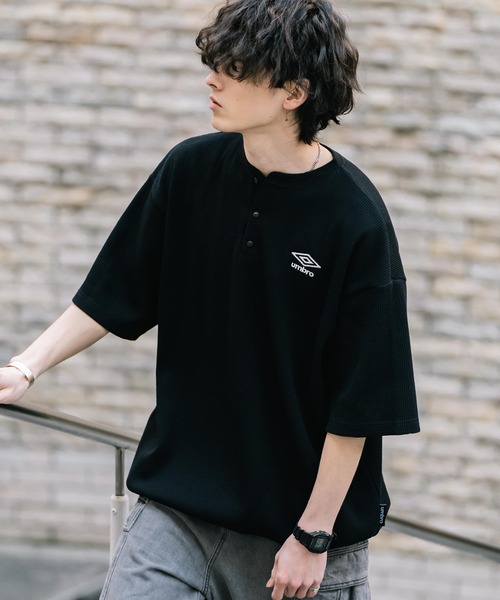 UMBRO(アンブロ)の「UMBRO アンブロ 別注コラボ オーバーサイズワンポイントロゴ刺繍ワッフルヘンリーネック半袖Tシャツ(Tシャツ/カットソー・メンズ・ブラック/グレー/チャコール・M/L/XL)」の4枚目の写真