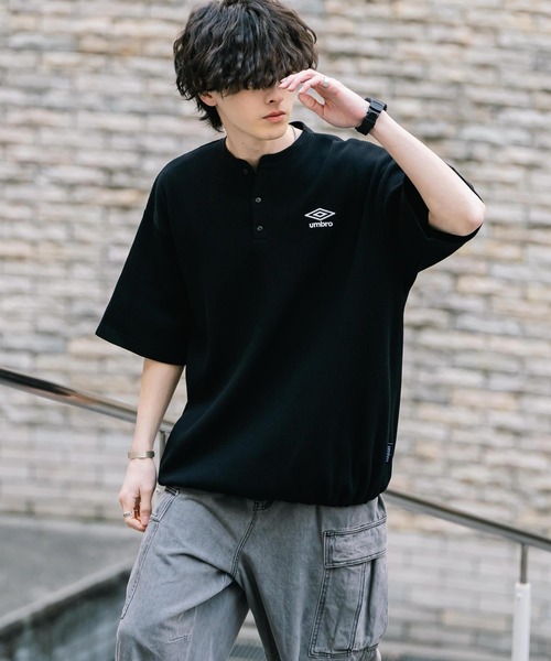 UMBRO(アンブロ)の「UMBRO アンブロ 別注コラボ オーバーサイズワンポイントロゴ刺繍ワッフルヘンリーネック半袖Tシャツ(Tシャツ/カットソー・メンズ・ブラック/グレー/チャコール・M/L/XL)」の5枚目の写真