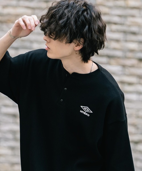 UMBRO(アンブロ)の「UMBRO アンブロ 別注コラボ オーバーサイズワンポイントロゴ刺繍ワッフルヘンリーネック半袖Tシャツ(Tシャツ/カットソー・メンズ・ブラック/グレー/チャコール・M/L/XL)」の6枚目の写真
