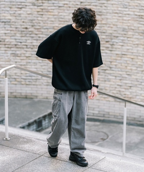 UMBRO(アンブロ)の「UMBRO アンブロ 別注コラボ オーバーサイズワンポイントロゴ刺繍ワッフルヘンリーネック半袖Tシャツ(Tシャツ/カットソー・メンズ・ブラック/グレー/チャコール・M/L/XL)」の9枚目の写真