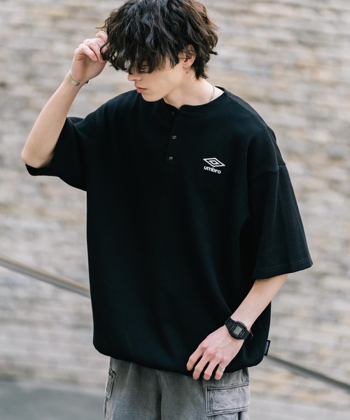 UMBRO(アンブロ)の「UMBRO アンブロ 別注コラボ オーバーサイズワンポイントロゴ刺繍ワッフルヘンリーネック半袖Tシャツ(Tシャツ/カットソー・メンズ・ブラック/グレー/チャコール・M/L/XL)」の10枚目の写真