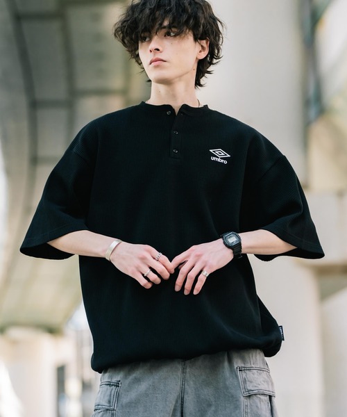 UMBRO(アンブロ)の「UMBRO アンブロ 別注コラボ オーバーサイズワンポイントロゴ刺繍ワッフルヘンリーネック半袖Tシャツ(Tシャツ/カットソー・メンズ・ブラック/グレー/チャコール・M/L/XL)」の11枚目の写真