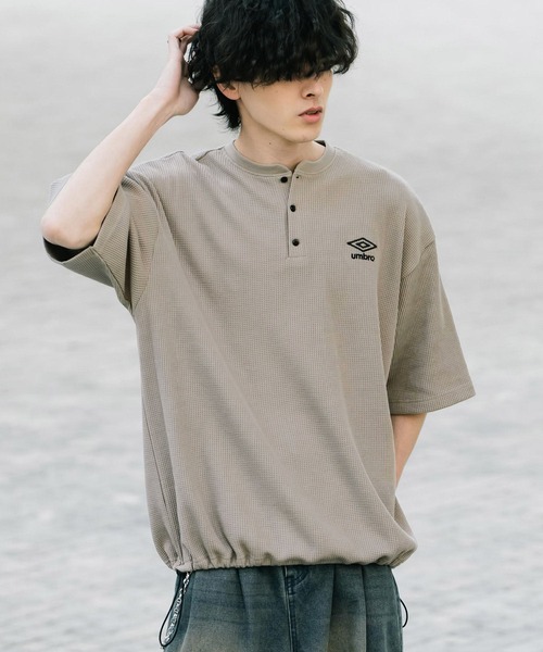 UMBRO(アンブロ)の「UMBRO アンブロ 別注コラボ オーバーサイズワンポイントロゴ刺繍ワッフルヘンリーネック半袖Tシャツ(Tシャツ/カットソー・メンズ・ブラック/グレー/チャコール・M/L/XL)」の12枚目の写真