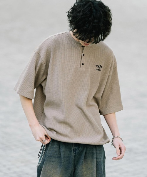 UMBRO(アンブロ)の「UMBRO アンブロ 別注コラボ オーバーサイズワンポイントロゴ刺繍ワッフルヘンリーネック半袖Tシャツ(Tシャツ/カットソー・メンズ・ブラック/グレー/チャコール・M/L/XL)」の13枚目の写真