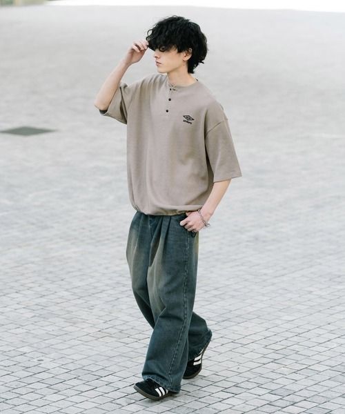 UMBRO(アンブロ)の「UMBRO アンブロ 別注コラボ オーバーサイズワンポイントロゴ刺繍ワッフルヘンリーネック半袖Tシャツ(Tシャツ/カットソー・メンズ・ブラック/グレー/チャコール・M/L/XL)」の15枚目の写真
