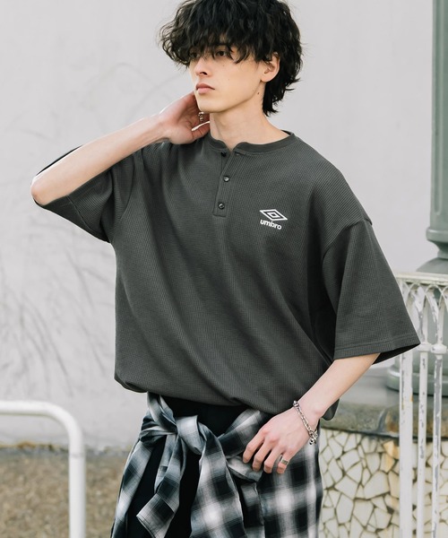 UMBRO(アンブロ)の「UMBRO アンブロ 別注コラボ オーバーサイズワンポイントロゴ刺繍ワッフルヘンリーネック半袖Tシャツ(Tシャツ/カットソー・メンズ・ブラック/グレー/チャコール・M/L/XL)」の18枚目の写真