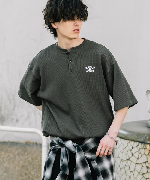 UMBRO(アンブロ)の「UMBRO アンブロ 別注コラボ オーバーサイズワンポイントロゴ刺繍ワッフルヘンリーネック半袖Tシャツ(Tシャツ/カットソー・メンズ・ブラック/グレー/チャコール・M/L/XL)」の19枚目の写真