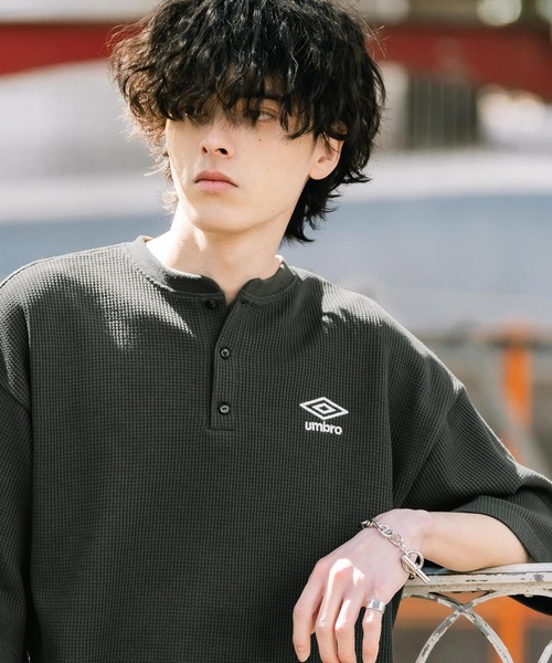 UMBRO(アンブロ)の「UMBRO アンブロ 別注コラボ オーバーサイズワンポイントロゴ刺繍ワッフルヘンリーネック半袖Tシャツ(Tシャツ/カットソー・メンズ・ブラック/グレー/チャコール・M/L/XL)」の20枚目の写真