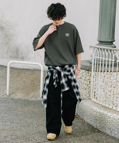 UMBRO(アンブロ)の「UMBRO アンブロ 別注コラボ オーバーサイズワンポイントロゴ刺繍ワッフルヘンリーネック半袖Tシャツ(Tシャツ/カットソー・メンズ・ブラック/グレー/チャコール・M/L/XL)」の21枚目の写真