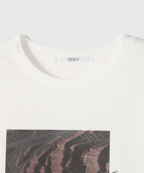 VICKY(ビッキー)の「アソートフォトロングTシャツ(Tシャツ/カットソー・レディース・オフホワイト/アイボリー/ホワイト系その他・M)」の6枚目の写真