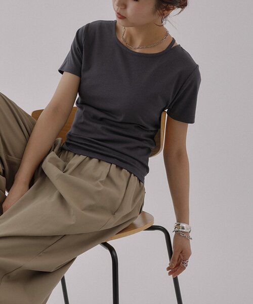 COLONY 2139(コロニートゥーワンスリーナイン)の「ネックスリットスムースTシャツ(Tシャツ/カットソー・レディース・ブラック/チャコールグレー/ホワイト・FREE)」の1枚目の写真