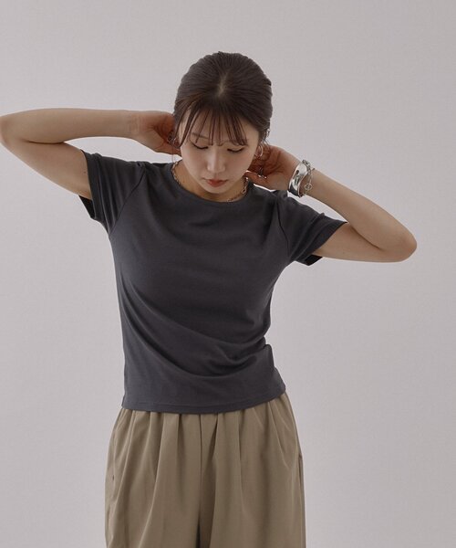 COLONY 2139(コロニートゥーワンスリーナイン)の「ネックスリットスムースTシャツ(Tシャツ/カットソー・レディース・ブラック/チャコールグレー/ホワイト・FREE)」の16枚目の写真