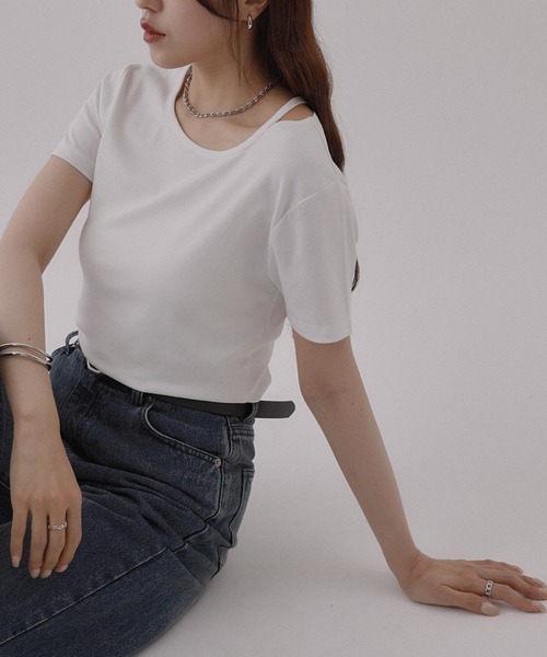 COLONY 2139(コロニートゥーワンスリーナイン)の「ネックスリットスムースTシャツ(Tシャツ/カットソー・レディース・ブラック/チャコールグレー/ホワイト・FREE)」の2枚目の写真