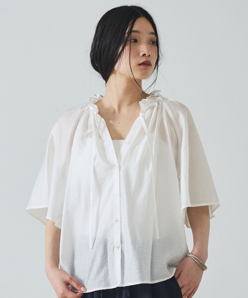 abahouse mavie(アバハウスマヴィ)の「【羽織にもなる】フリルカラーブラウス(シャツ/ブラウス・レディース・ベージュ/ホワイト/ブラック/サックスブルー・フリー)」の2枚目の写真