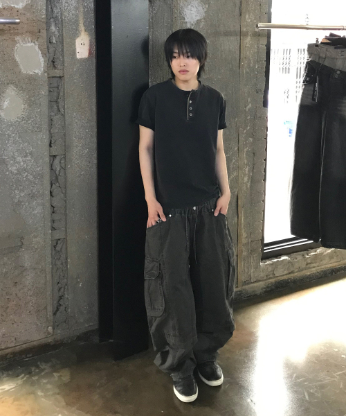 KICHUL（キチョル）の「Military Salt Henley T-shirt (Washed Black)（Tシャツ/カットソー・レディース・その他・SMALL/MEDIUM/LARGE）」の2枚目の写真