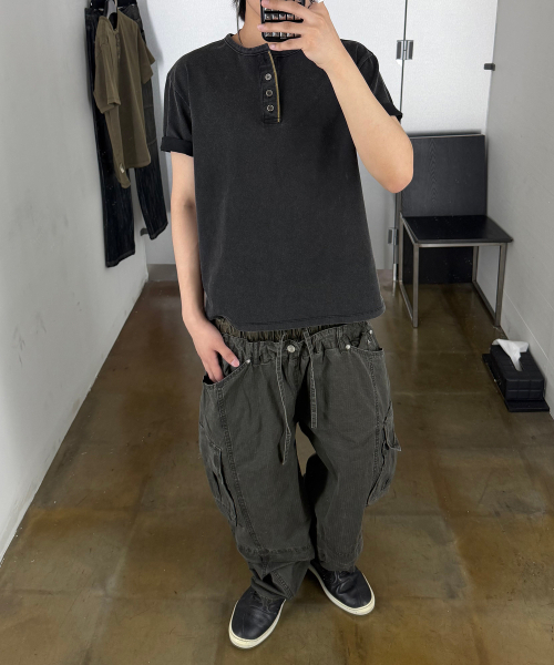 KICHUL（キチョル）の「Military Salt Henley T-shirt (Washed Black)（Tシャツ/カットソー・レディース・その他・SMALL/MEDIUM/LARGE）」の4枚目の写真