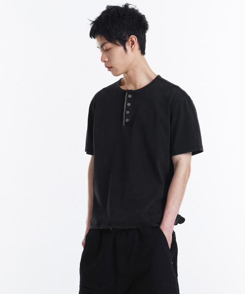 KICHUL（キチョル）の「Military Salt Henley T-shirt (Washed Black)（Tシャツ/カットソー・レディース・その他・SMALL/MEDIUM/LARGE）」の7枚目の写真