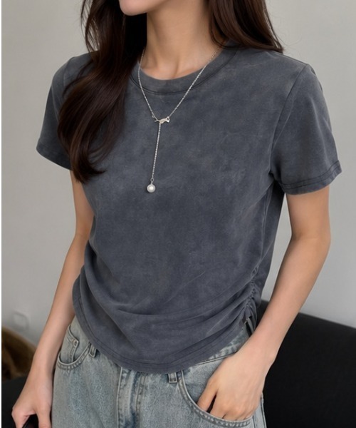 Lips(リップス)の「サイドシャーリングで美シルエット!トレンド感漂うショート丈トップス(Tシャツ/カットソー・レディース・ホワイト/グレー/ブラウン・FREE)」の3枚目の写真