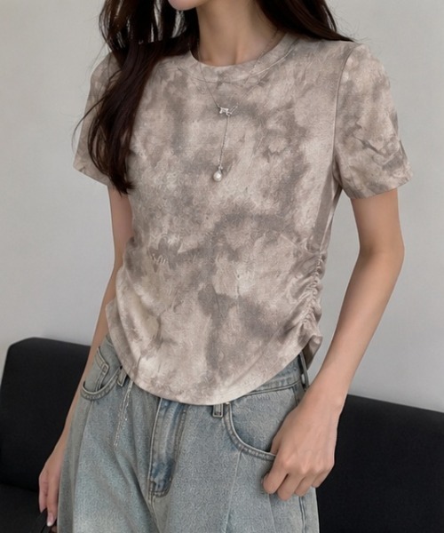 Lips(リップス)の「サイドシャーリングで美シルエット!トレンド感漂うショート丈トップス(Tシャツ/カットソー・レディース・ホワイト/グレー/ブラウン・FREE)」の4枚目の写真