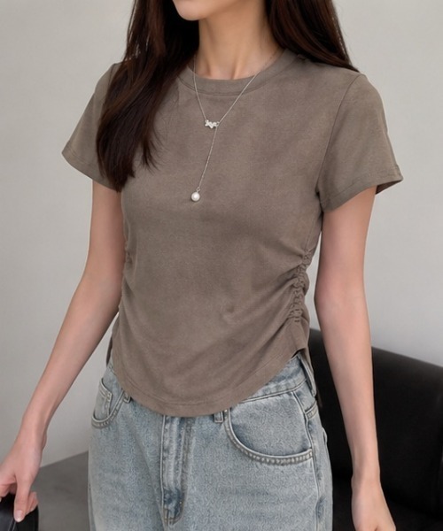 Lips(リップス)の「サイドシャーリングで美シルエット!トレンド感漂うショート丈トップス(Tシャツ/カットソー・レディース・ホワイト/グレー/ブラウン・FREE)」の10枚目の写真
