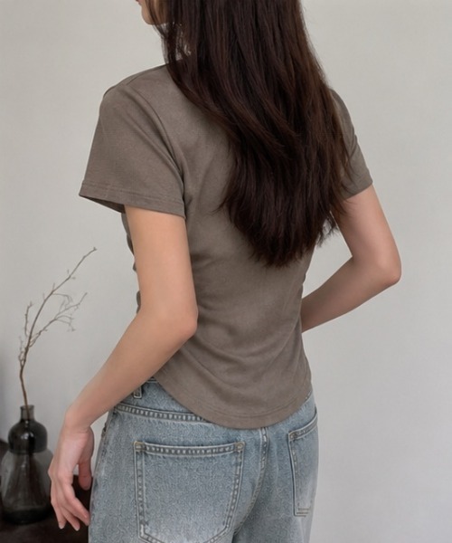 Lips(リップス)の「サイドシャーリングで美シルエット!トレンド感漂うショート丈トップス(Tシャツ/カットソー・レディース・ホワイト/グレー/ブラウン・FREE)」の11枚目の写真