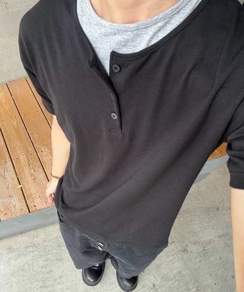 Never mind the XU / Chikashitsu+(ネバーマインド ザ エックスユー / チカシツプラス)の「【nmtc+】Cool Layered Henley Neck Tee / 【エヌエムティーシープラス】クールレイヤードヘンリーネックTシャツ(Tシャツ/カットソー・メンズ・グレー/ブラック・ONE SIZE)」の9枚目の写真