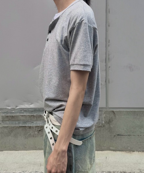 Never mind the XU / Chikashitsu+(ネバーマインド ザ エックスユー / チカシツプラス)の「【nmtc+】Cool Layered Henley Neck Tee / 【エヌエムティーシープラス】クールレイヤードヘンリーネックTシャツ(Tシャツ/カットソー・メンズ・グレー/ブラック・ONE SIZE)」の16枚目の写真