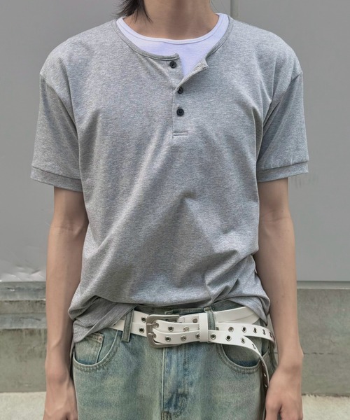 Never mind the XU / Chikashitsu+(ネバーマインド ザ エックスユー / チカシツプラス)の「【nmtc+】Cool Layered Henley Neck Tee / 【エヌエムティーシープラス】クールレイヤードヘンリーネックTシャツ(Tシャツ/カットソー・メンズ・グレー/ブラック・ONE SIZE)」の15枚目の写真