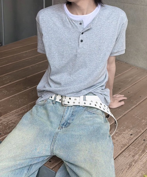 Never mind the XU / Chikashitsu+(ネバーマインド ザ エックスユー / チカシツプラス)の「【nmtc+】Cool Layered Henley Neck Tee / 【エヌエムティーシープラス】クールレイヤードヘンリーネックTシャツ(Tシャツ/カットソー・メンズ・グレー/ブラック・ONE SIZE)」の13枚目の写真