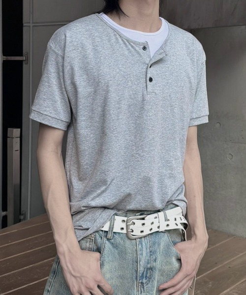Never mind the XU / Chikashitsu+(ネバーマインド ザ エックスユー / チカシツプラス)の「【nmtc+】Cool Layered Henley Neck Tee / 【エヌエムティーシープラス】クールレイヤードヘンリーネックTシャツ(Tシャツ/カットソー・メンズ・グレー/ブラック・ONE SIZE)」の12枚目の写真