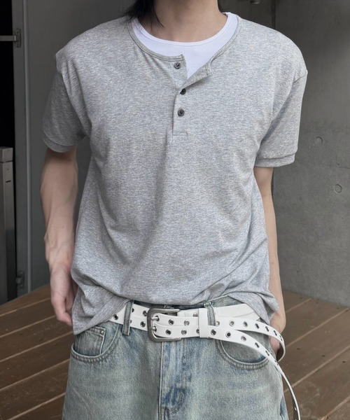 Never mind the XU / Chikashitsu+(ネバーマインド ザ エックスユー / チカシツプラス)の「【nmtc+】Cool Layered Henley Neck Tee / 【エヌエムティーシープラス】クールレイヤードヘンリーネックTシャツ(Tシャツ/カットソー・メンズ・グレー/ブラック・ONE SIZE)」の11枚目の写真